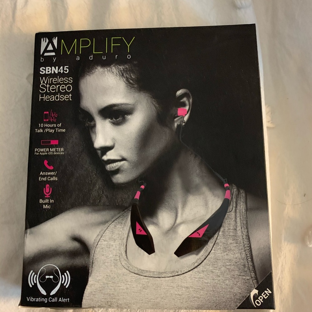 Wireless stereo headset